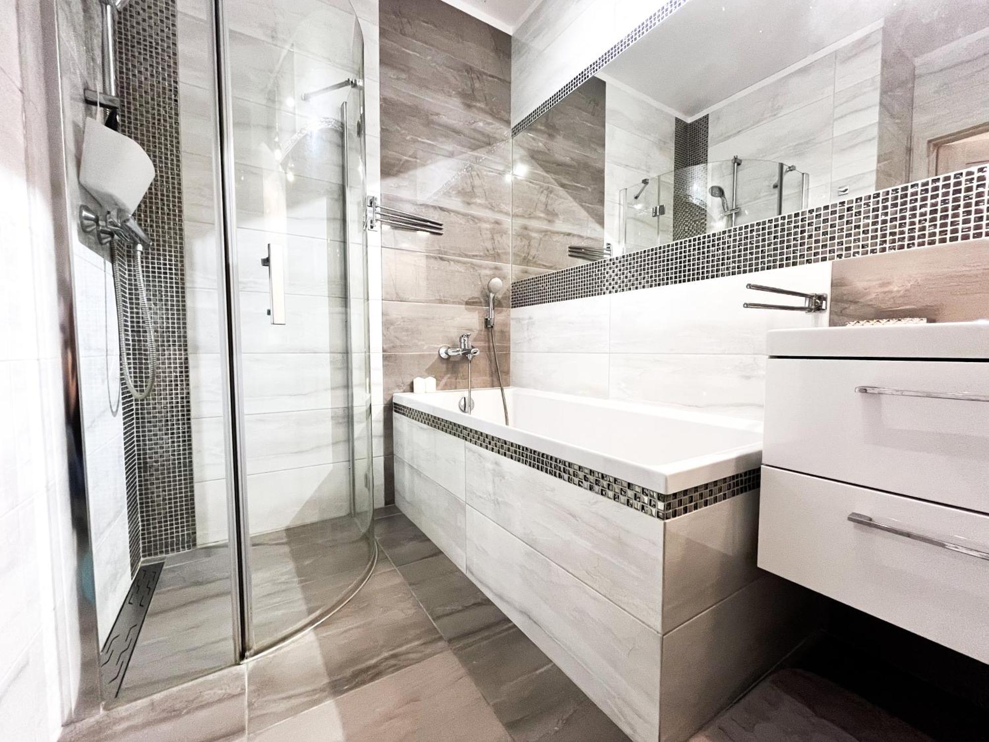 브로츠와프 Walk To Park, Modern 2Bd Kitchen! Balcony, Parking 아파트 외부 사진