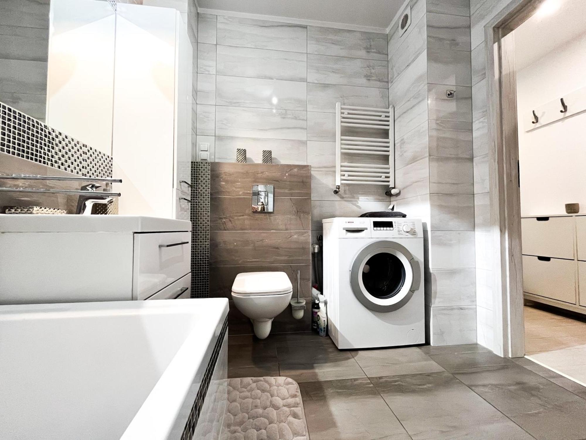 브로츠와프 Walk To Park, Modern 2Bd Kitchen! Balcony, Parking 아파트 외부 사진